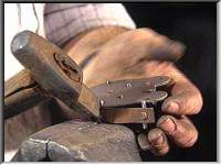 Closing a padlock case
